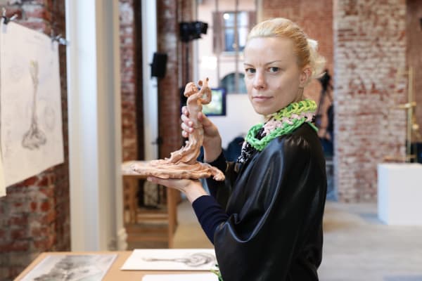 Sissi with the project of "Sguardo fisico" the sculpture dedicated to Margherita Hack at Casa degli Artisti, Milan. Credits ImagoEconomica | Courtesy of Deloitte Foundation © Maggiore g.a.m.