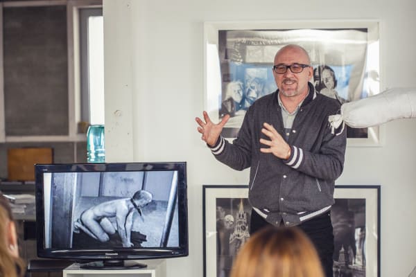 2013 год. Художник Олег Кулик читает лекцию в Гридчинхолле. В данный момент рассказывает каково быть собакой.