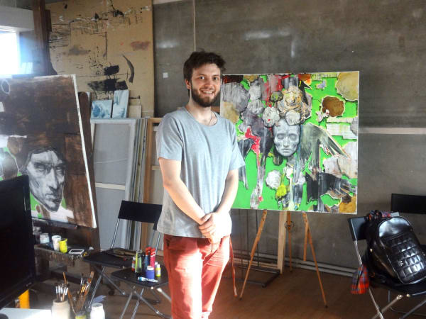 2013 год. Художник Алексей Дубинский на фоне своих работ во время резиденции в Гридчинхолле.