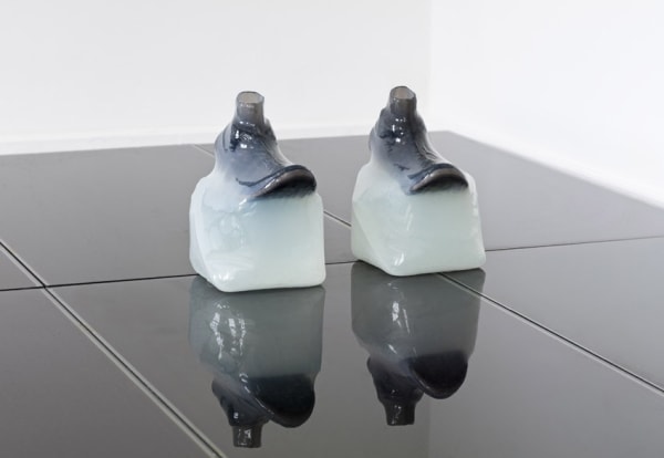 Adriano Amaral, Untitled, 2017, buizen van acryl, beton, silicone, rubber, zeezout, ijzer sulfide, 71 x 43 x 32.5 cm