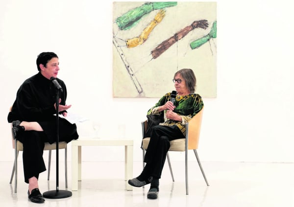 Beatrix Ruf (I) en Susan Rothenberg in Grimm Gallery. Foto Charlotte Oduk