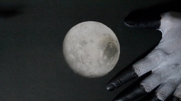 Amélie Bouvier, But Keep Your Feet On The Ground #1, 2014-2017, 9 HD videos, 3 min.