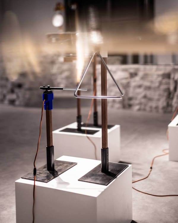 Amélie Bouvier, Quadrivium - LEO Melody, 2024, Wood, metal, musical instruments, rasbery, screen, electric wires, Dimensions variable