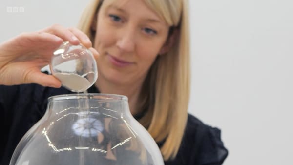 Katie Paterson pours dust into a glass urn : BBC Future.