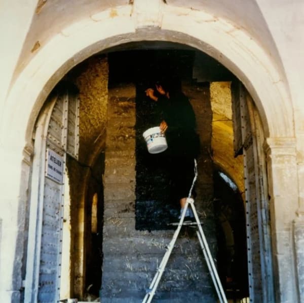 Yang Jiechang working at the Convent of Minims, Pourrières, France, 1990. Fei Dawei Archive. Courtesy of Fei Dawei and Asia Art Archive. 杨诘苍在法国普里耶尔最小兄弟会修道院展览现场，1990年，费大为档案。图片提供：费大为及亚洲艺术文献库。