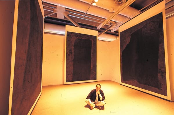 Yang Jiechang with the Hundred Layers of Ink series installed at Magiciens de la terre, Centre Pompidou, Pairs, 1989. Fei Dawei Archive. Courtesy of Fei Dawei and Asia Art Archive. 杨诘苍于《千层墨》系列于巴黎蓬皮杜艺术中心“大地魔术师”展览现场，1989年，费大为档案。图片提供：费大为及亚洲艺术文献库。