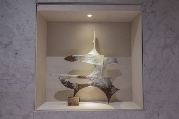 梁绍基，《化干戈为玉帛》，蚕丝、蚕茧、铁，2021-2022 Liang Shaoji, Bury the Hatchet, silk, cocoon, iron, 2021-2022
