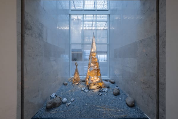 梁绍基，《草山》 ，蚕丝、蚕茧、陶器、陶片、稻草及钢筋，2021-2022 Liang Shaoji, Straw Mountain, silk, cocoon, terrines, sherds, straws, and steel structure