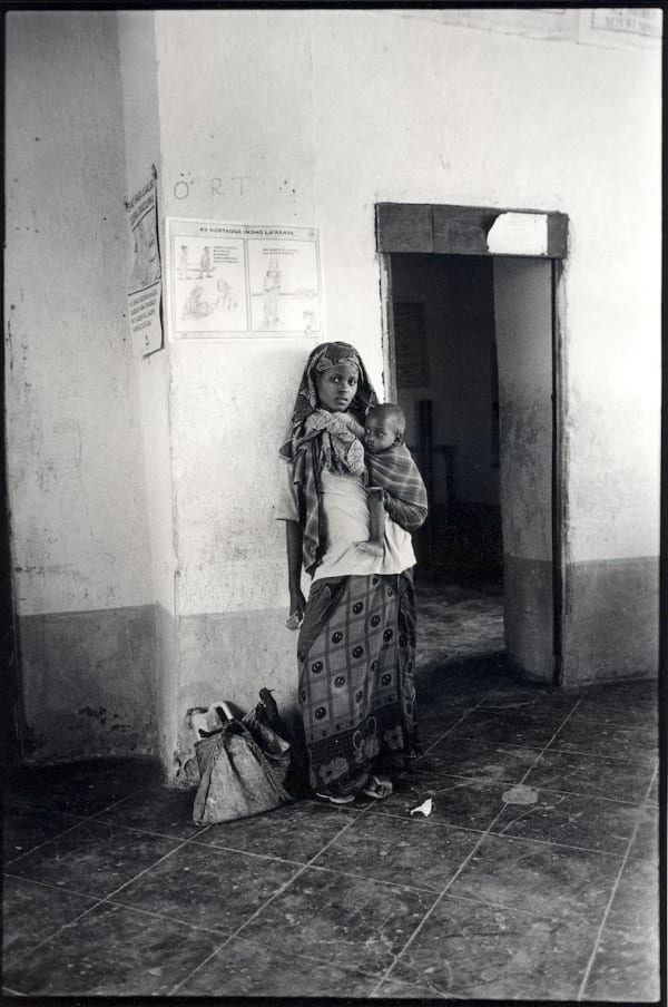 Angélica Arbulú Madre e hijo - Somalia, 2003 Photography 18 x 13 cm Ed: 1/3 Series: Silent wariors