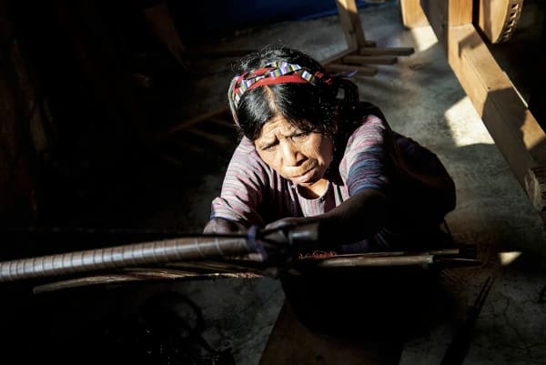 Angélica Arbulú Tejiendo los colores tradicionales - Guatemala, 2014 Photography Ed: 1 / 3 Series: Silent wariors
