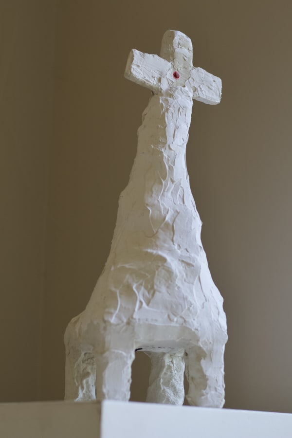 Rosa Rubio La cruz, 2019 Yeso y papel hecho a mano con tinta china 65 x 23 x 23 cm
