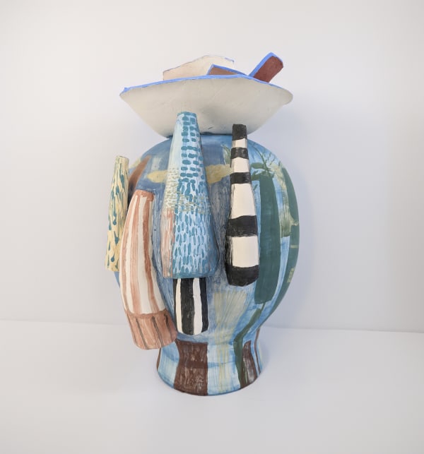 Montserrat Gómez-Osuna cabeza con platos, 2022 White clay, oxides and glaze 37 x 22 x 24 cm