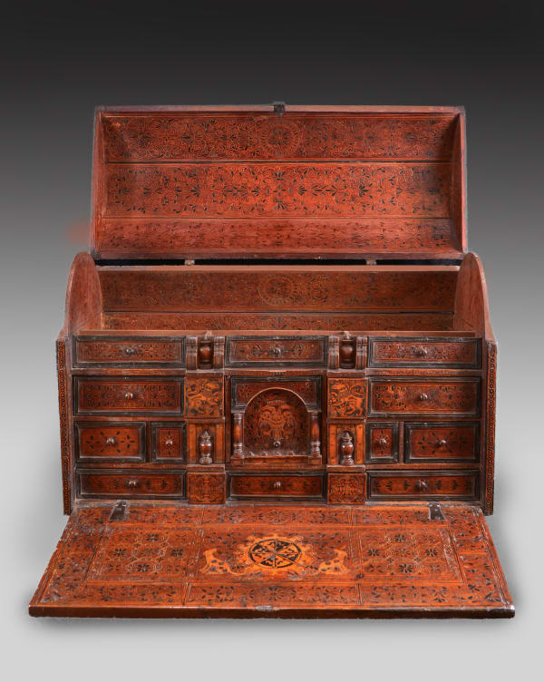 Trunk or Portable Writing Desk, 17th century Vice-Regency of Peru. Cedar and fruit tree wood. Clasp and keyhole, handle and hinges made of hammered wrought iron. 55 x 84 x 40 cm 86 x 84 x 71 cm (opened)