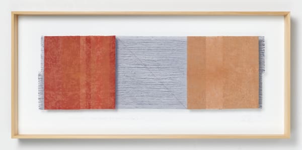 Chiyoko Tanaka #022076 Grinded Fabric - Three Squares. Blue Threads and Red #287, 2012 Handgewebtes Textil (Rohleinen, Ramie), gerieben mit Backstein, und Bleistiftzeichnung Textil: 32 x 98 cm; Rahmen: 54 x 118 x 8 cm