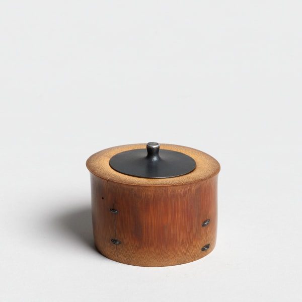 Andreas Caderas #022252 Dose aus Bambus, 2020 Bambus, Reparatur aus Eisen, Deckel aus Feinsilber, patiniert, innen und unten Feinsilber, unterseitig signiert und datiert 6,1 x 8,0 x 7,8 cm