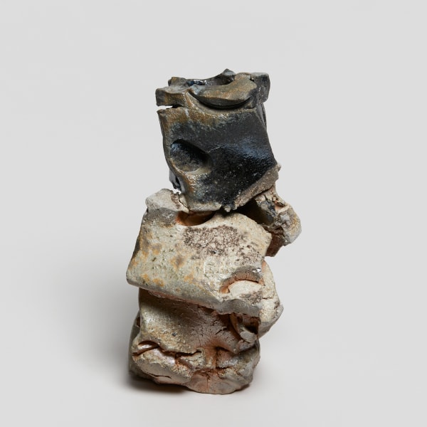 Shozo Michikawa #022998 Natural Ash Stratum Sculpture Form, 2024 Steinzeug mit natürlichem Ascheanflug 34 x 19,5 x 17 cm