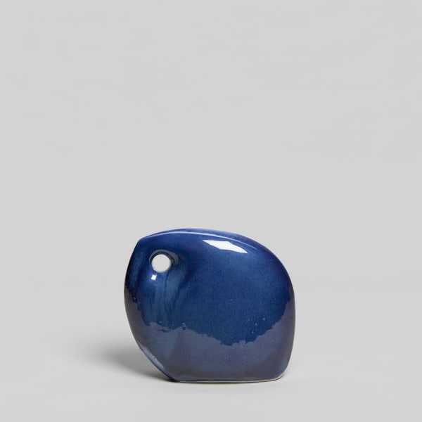 Aisaku Suzuki #022585 Regard bleu, 1980/2022 Steinzeug mit Kupfer-Kobald-Glasur 21 x 22 x 7 cm