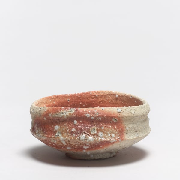Shiro Tsujimura #000695 Chawan (Teeschale), Shigaraki-Stil, Kutsugata (Schuhform), um 1992/93 Steinzeug mit Ascheanfluglasur (Anagama-Brand) 6,9 x 12,7 cm