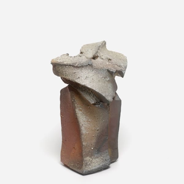 Shozo Michikawa #021150 Skulpturale Form - Vase, 2016 Steinzeug mit natürlichem Ascheanflug (Anagama-Brand) 24 × 16 cm