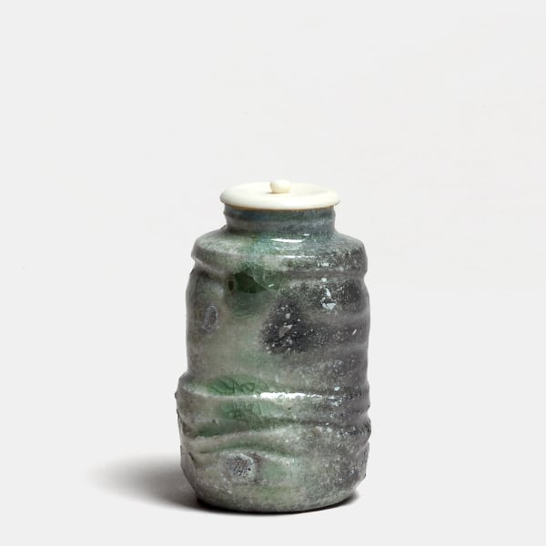 Kei Tanimoto #019471 Teepulvergefäss (chaire), Iga-Typ, 2011 Steinzeug mit natürlichem Ascheanflug (Anagama Brand) 10,3 x 6 cm
