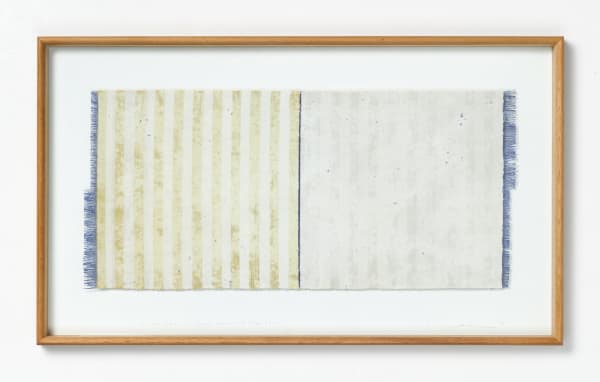 Chiyoko Tanaka #022077 Grinded Fabric - Blue Threads. Yellow and White Stripes #628, 1990 Handgewebtes Textil (Ramie), gerieben mit weißem Stein Textil: 31,5 x 68,5 cm; Rahmen: 49 x 83 x 4 cm