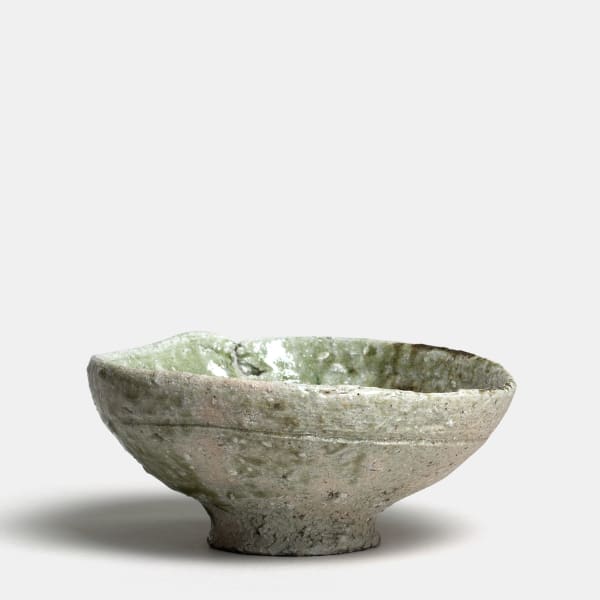 Shiro Tsujimura #000655 Chawan (Teeschale), um 1992/93 Flache Schale im Iga-Stil (iga chawan). Körniger Scherben, grau gebrannt Glasige grüne natürliche Aschenglasur mit Craquelé, im Inneren der Schale graue Verkrustungen. 7,2 x 16 cm