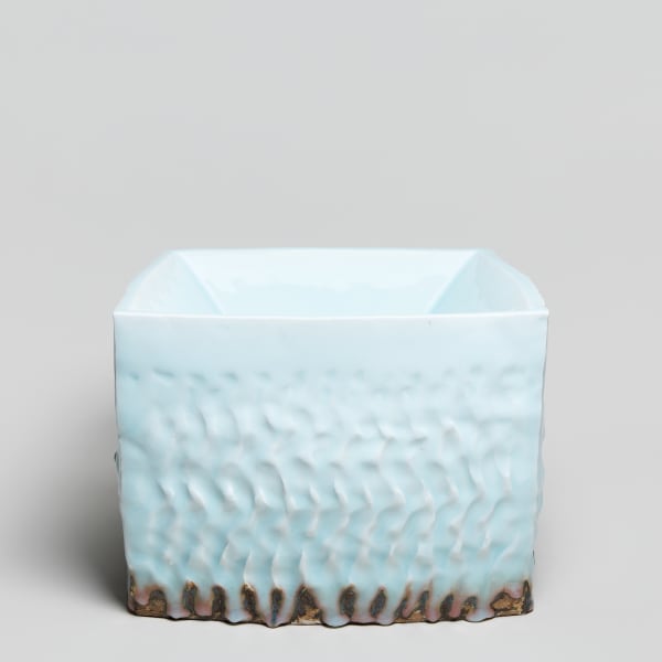 Masamichi Yoshikawa #021937 Kayho (Luxuriant pottery palace), 2017 Porzellan mit Seihakuji-Glasur 26,5 x 38 x 37 cm