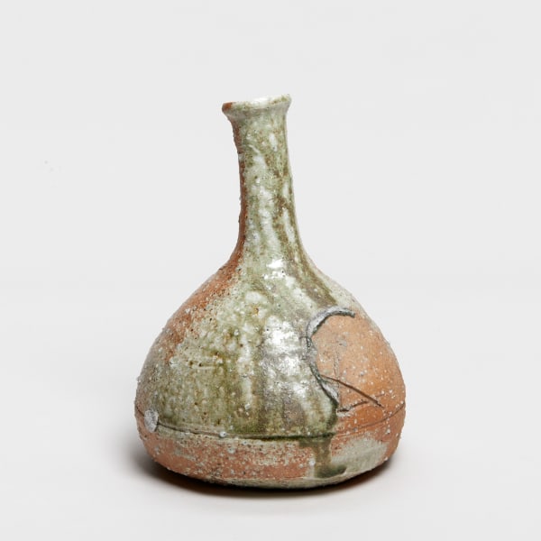 Shiro Tsujimura #000712 Tokkuri - Sakeflasche , 1987 Körniger Scherben, rotbraun bis grau gebrannt. Aschenanflugglasur mit Aussparung. Signatur, geritzt: Zeichen für Ofen (kama) 23 x 17 cm