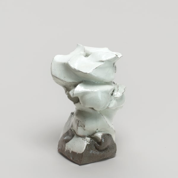 Shozo Michikawa #021157 Skulpturale Form - Vase, 2016 Steinzeug, Kohiki-Glasur 20,5 × 13,5 cm