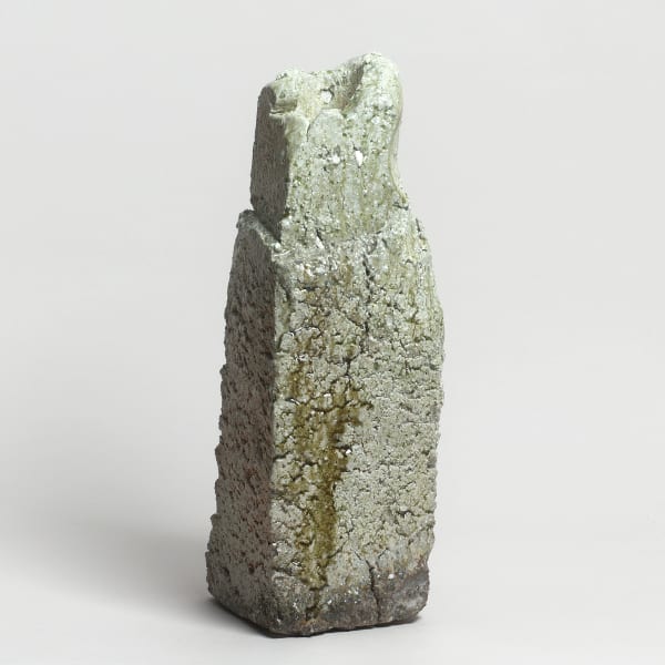 Shiro Tsujimura #000561 Vase (hanaire), 1992 Vase mit geschnittenen Seitenflächen (Mentori hanaire) in Iga-Stil. Rotbraun gebrannter. körniger Scherben; bräunlich-grüne Aschenanflugglasur (shizenyû); Risse durch hohe Brenntemperatur. Signiert: geritztes Zeichen für Ofen (“kama”) 46,2 x 18,5 cm