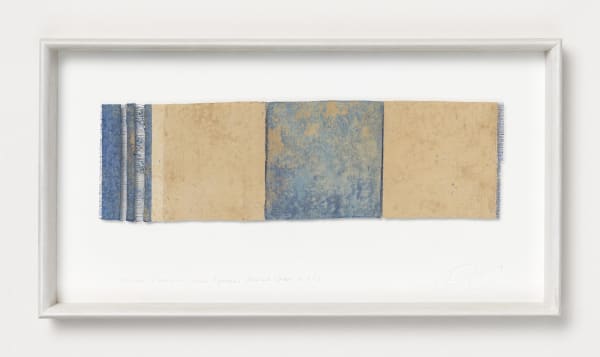 Chiyoko Tanaka #022079 Grinded Fabric - Three Squares. Blue and Ocher #353, 2012 Handgewebtes Textil (Rohleinen, Ramie), gerieben mit Ocker Textil: 13,5 x 46 cm; Rahmen: 32 x 59 x 5 cm