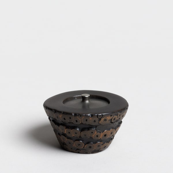 Andreas Caderas #022256 Dose aus Bambus, 2020 Bambuswurzel, japanischer Lack, Deckel aus reinem Silber, patiniert, innen reines Silber, signiert und datiert auf der Innenseite des Deckels 5,4 x 9,0 x 8,5 cm