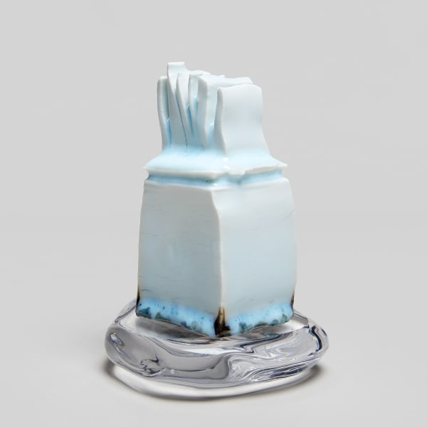 Masamichi Yoshikawa #021936 Sûien (Water flame), 2019 Porzellan mit Seihakuji-Glasur, Glassockel 15 x 13 x 10 cm