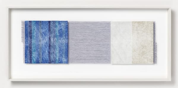 Chiyoko Tanaka #022075 Grinded Fabric - Three Squares. Blue Threads and Blue Stripes #690, 2006 Handgewebtes Textil (Ramie, Rohleinen), gerieben mit weißem Stein, und Bleistiftzeichnung Textil: 31,5 x 99 cm; Rahmen: 54 x 118 x 8 cm