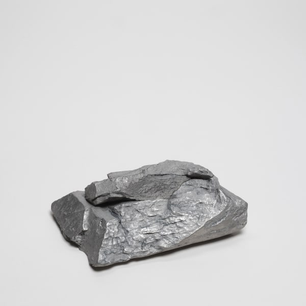 Machiko Ogawa #021519 Kogo - Räucherwerkdose, 2016 Porzellan, Platinglasur 5,5 x 17,2 x 10,7 cm