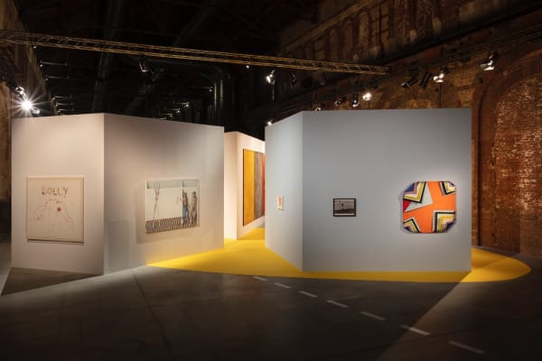 Tracey Emin Dolly, 2002. Guilermo Perez Villalta Flagelación, 1993. Francesco Clemente Miele, Argento, Sangue, 1986. Uliano Lucas Piazza Caricamento, Genova, luglio 2000. Jim Lambie Metal box, 2012.