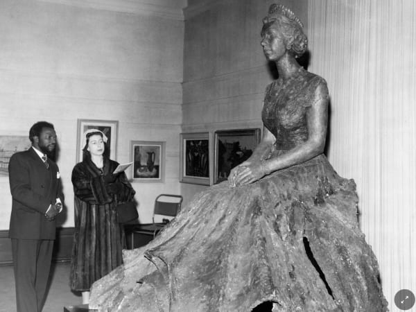 Ben Enwonwu with Queen Elizabeth II and his bronze statue of her. Credit: The Ben Enwownu Foundation