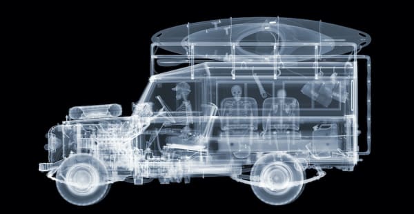 Nick Veasey Land Rover Kayak, 2019 Photo Rayon X, diasec et cadre aluminium noir 118,9 x 61,5 cm (47 x 24) Édition de 25 exemplaires