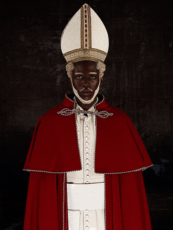 Cécile Plaisance Red Pope, 2018 Tirage lenticulaire, encadré 125 x 95 cm (49 x 37 in) Édition de 8 exemplaires + 2 EA
