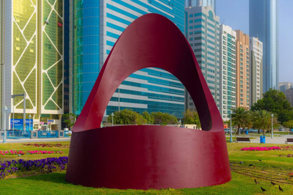 Rand Abdul Jabbar, Crown, 2024, Mild Steel (S355JR grade), epoxy paint, 600 x 530 x 480 cm. Commissioned by the Department of Culture and Tourism – Abu Dhabi for the Public Art Abu Dhabi Biennial, 2024–2025. Courtesy of the artist.