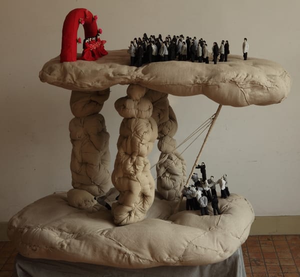 计文于& 朱卫兵, 撑台面, 布 Ji Wenyu & Zhu Weibing, Uplifting the Stage, Cloth 125x73x93cm 2013