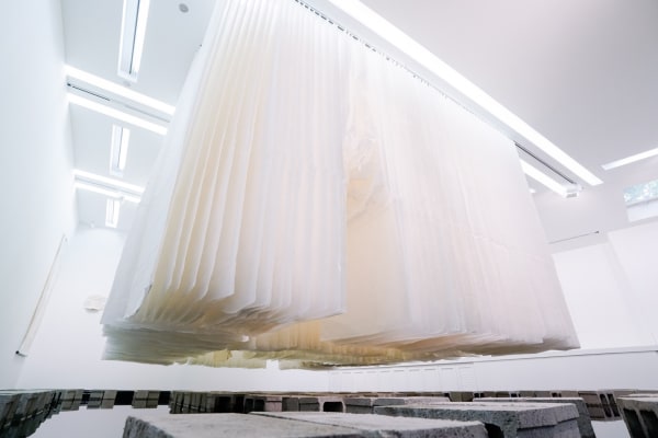 天玑II - 反映，2017–2018 宣纸、砖、水和镜子 6 x 5 x 3.4 m (366张纸，每张180 x 97 cm; 160张纸, 每张180 x 60 cm)