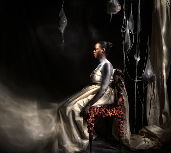 Stacey Gillian Abe, Seat of honor 3_2017, performance still, 50 x 50 cm.