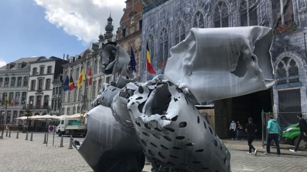 Les sculptures sont en tôle d'aluminium © Vinciane Votron