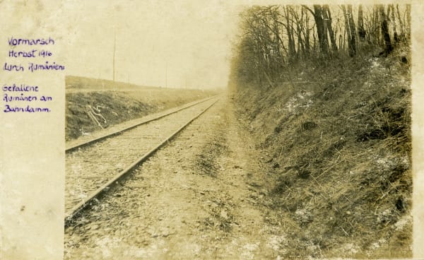 Soldat român căzut în apropierea căii ferate, 1916