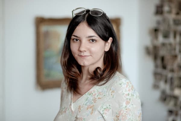 Beatrice pentru Scena 9 , În casa părinților mamei, în care și-a petrecut prima parte a copilăriei, s-a obișnuit cu...