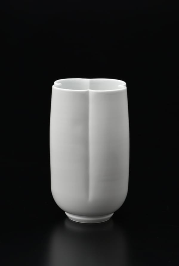 Inoue Manji, Hakuji (white porcelain) Flower Shaped Vase, 2019