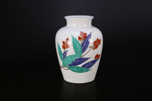 Sakaida Kakiemon XV , Nigoshide White Covered Jar with Acorn Patterns, 2015