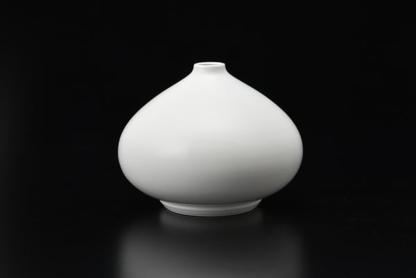 Inoue Manji, Hakuji (white porcelain) Vase, 2019
