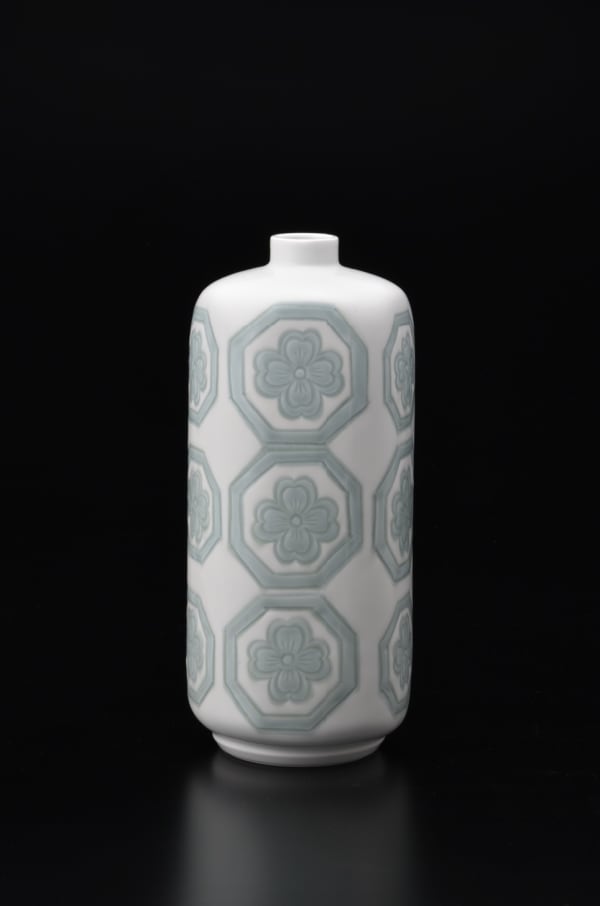 Inoue Manji, Engraved Hakuji (white porcelain) Petaroid Vase with Green Glaze, 2019